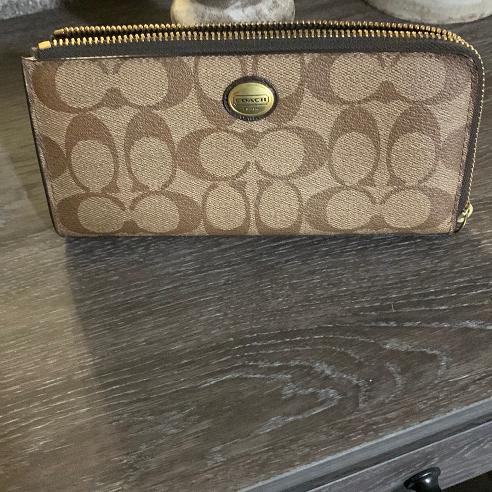 Authentic  Signature Coach Wallet NWOT
